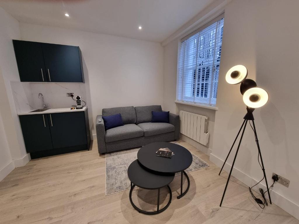 Deluxe One-Bedroom Apartment at Victoria Lodgings London