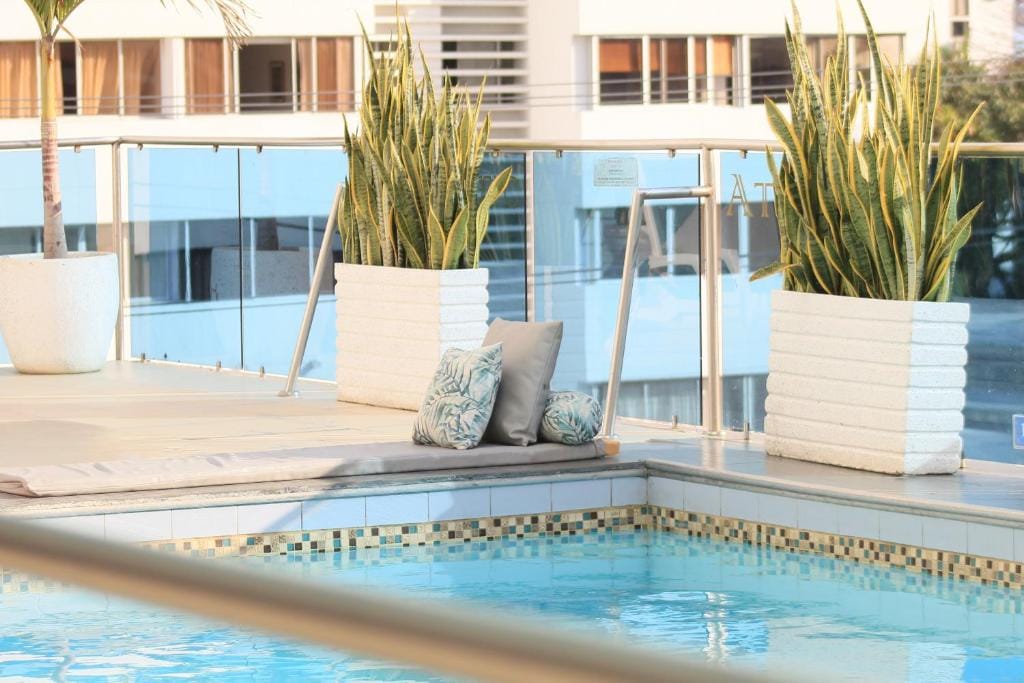 Zona de descanso junto a la piscina del Hotel Atlantic Lux