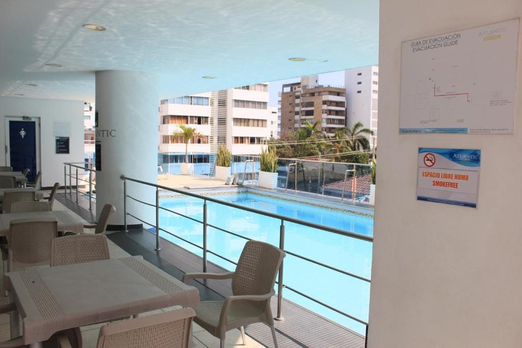 Vista desde el balcón hacia la piscina y el skyline de Cartagena